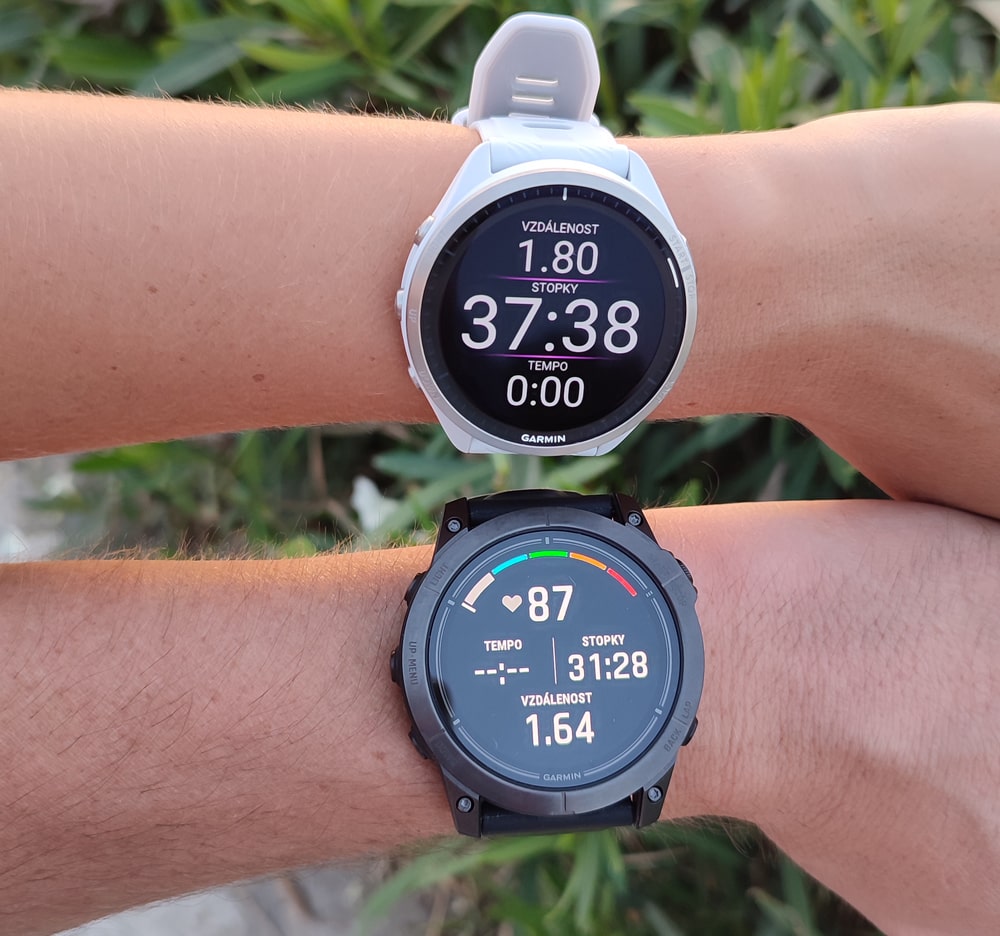 Model Forerunner 965 (nahoře) a Epix Pro (dole) na ruce